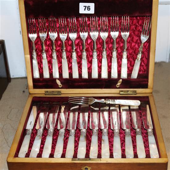 Victorian set of MOP handled fruit eaters, cased